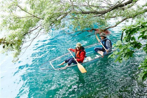 水晶のように澄み切った湖