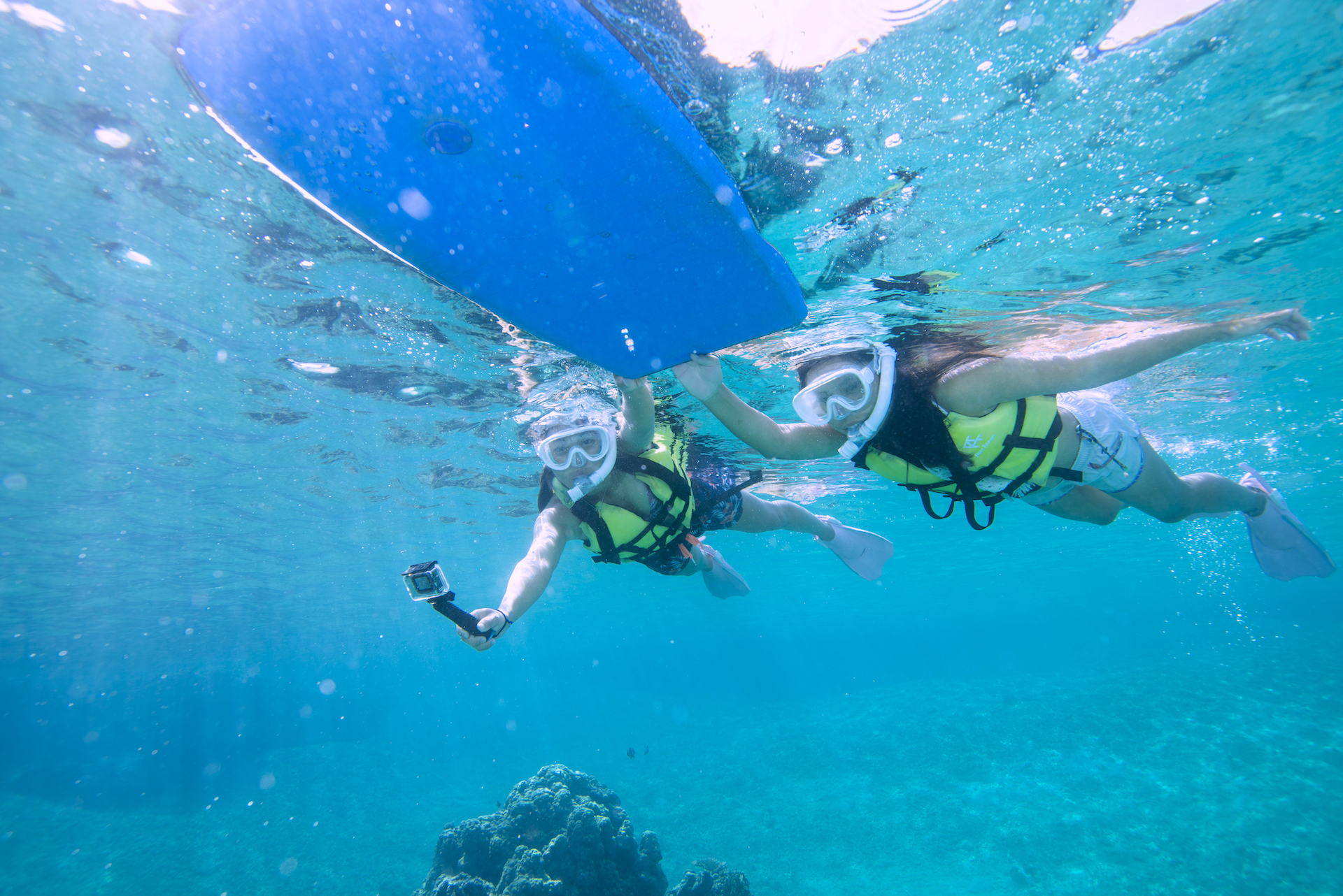 浮力体につかまれば泳ぐの苦手でも楽しめる