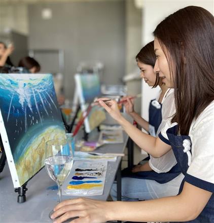 癒しの雰囲気の中で絵画を制作