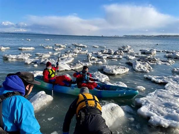 流氷の中を漕ぎ進め！