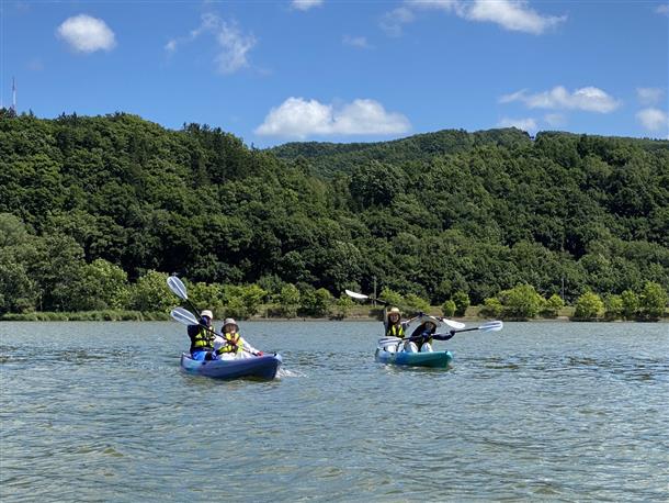 湖面の穏やかな水面を楽しめます。