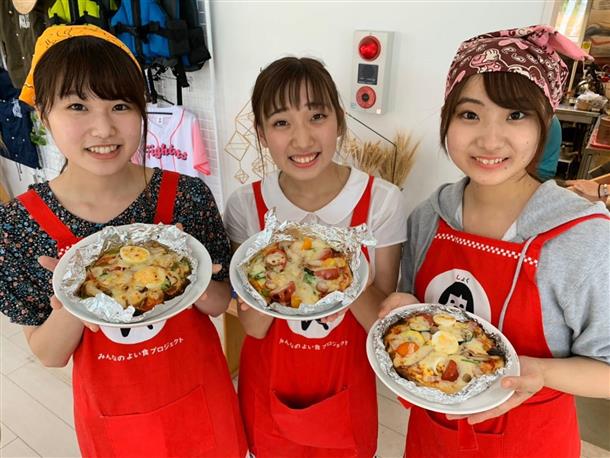 地元産の新鮮な野菜やチーズをトッピング