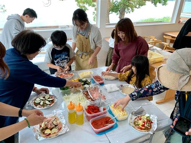 ピザ窯で焼く本格的なピザ作り体験