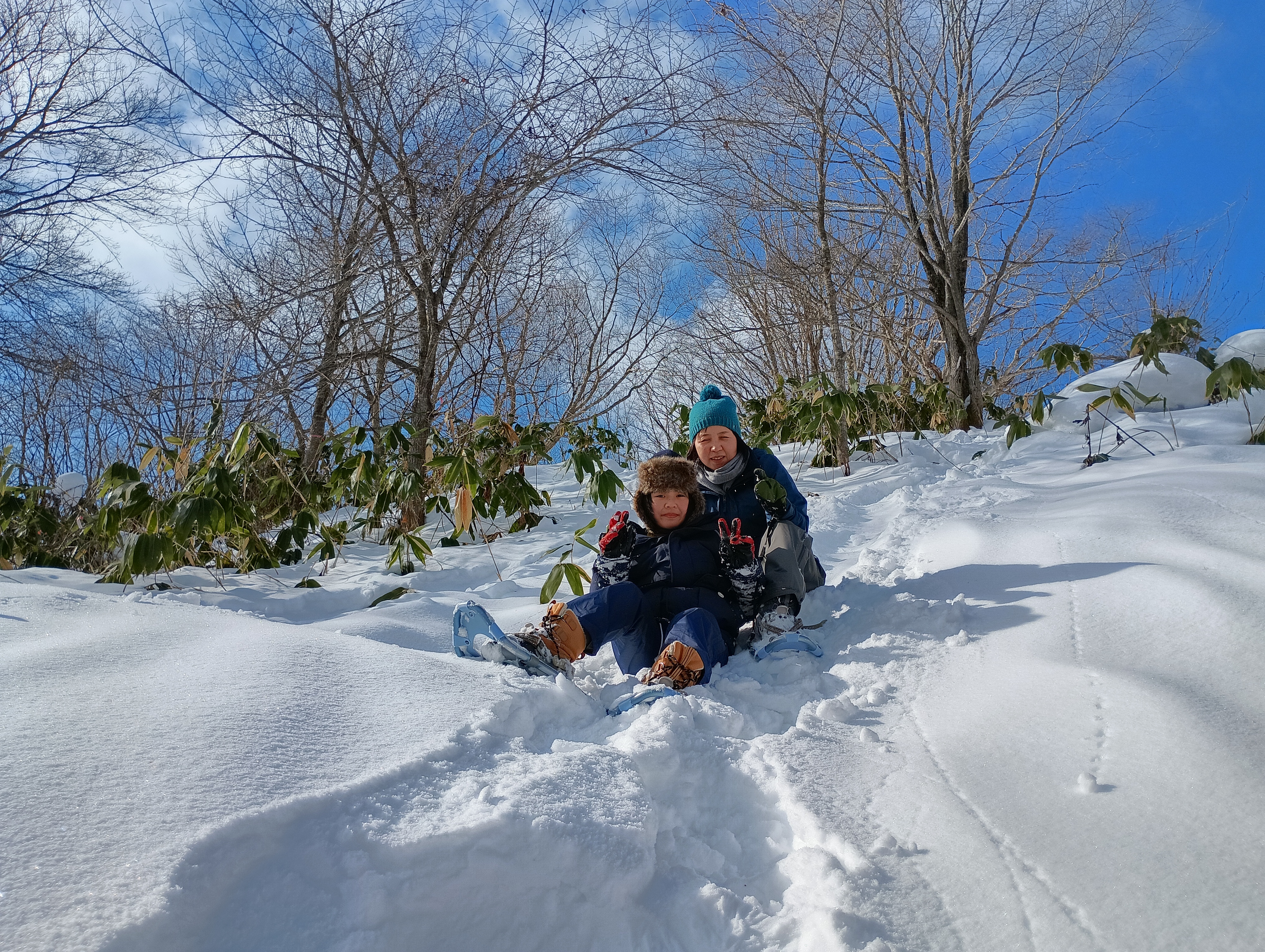 急な坂はお尻で。雪の滑り台を楽しもう！