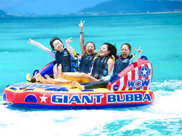 エメラルドグリーンの海でマリンスポーツ！