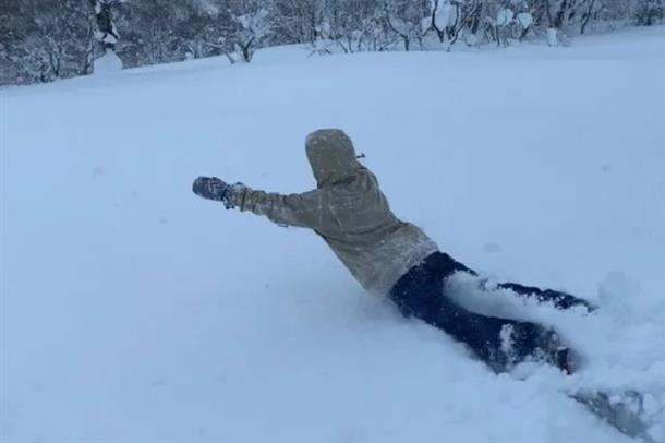 新雪に飛び込む。