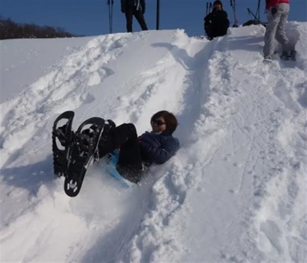雪斜面で滑り台！