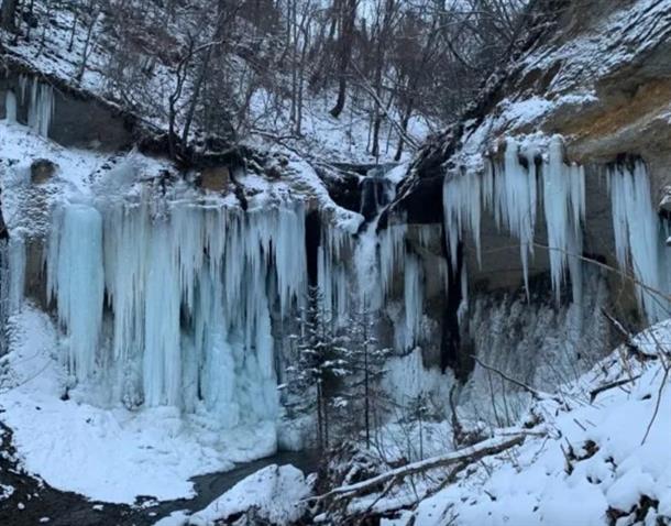 迫力満点の氷瀑！