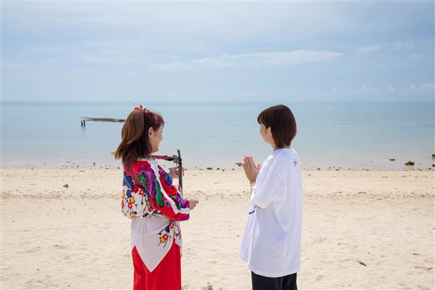 海を眺めながら三線鑑賞（イメージ）