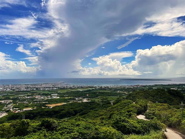 エメラルドの海を見る展望台