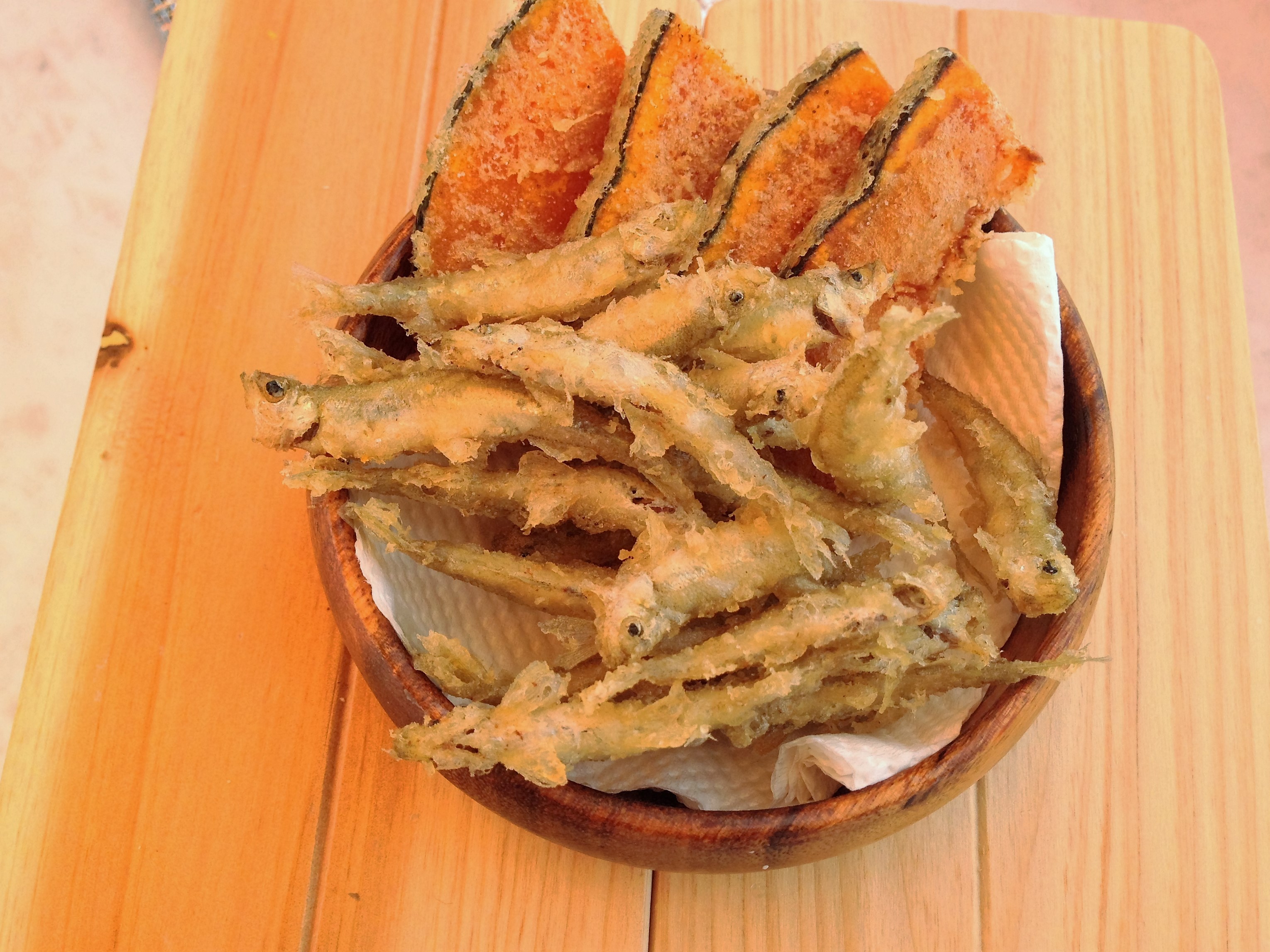 釣れたワカサギはその場で天ぷらに♪