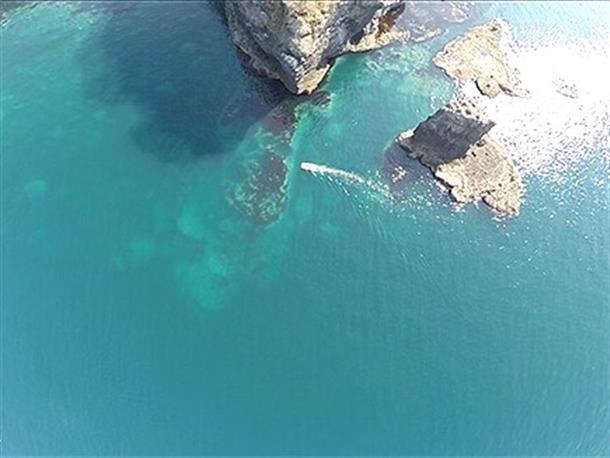 広大な青い海をラフトボートで渡ります