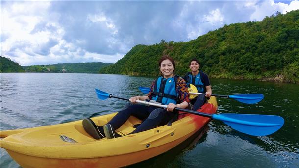 天然のプールに浮かんでみよう