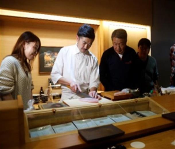 寿司職人に寿司ネタの切り方を学ぶ