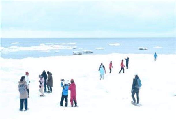 流氷を間近に見て記念撮影