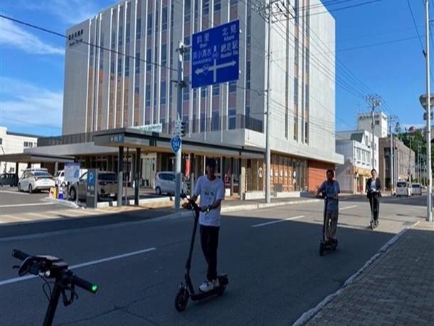 網走市の新庁舎前を通過