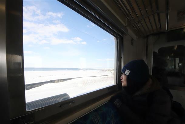 ローカル列車『流氷物語号』から流氷を見る