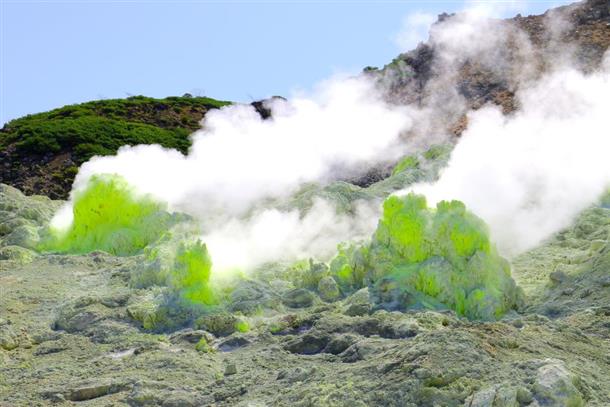 硫黄山に登ってみることも可能♪