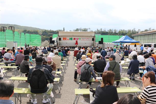 地元で獲れた旬の海産物・地酒等が勢ぞろい
