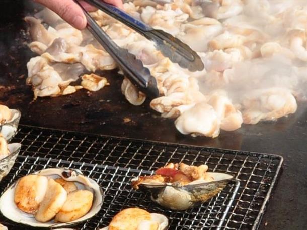 ホッキを使った料理をはじめ、多数出店あり