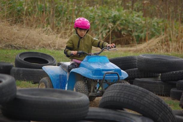小学生は60CCのキッズバギーに乗車！