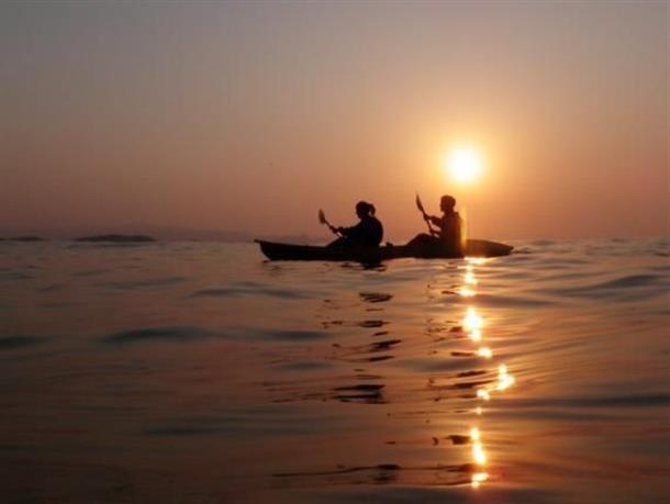 夕日が溶ける海へ