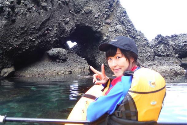 ハートに見える岩のシルエットで記念の一枚