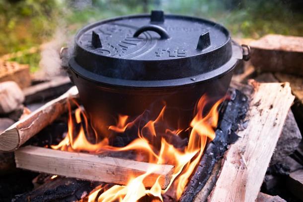 体を動かした後のダッチオーブン料理は格別
