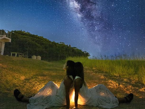 満点の星空を背景に記念フォト撮影