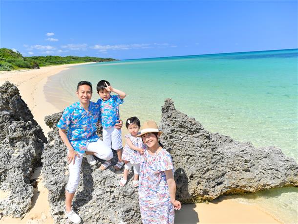 石垣島の綺麗な海でファミリーフォト！