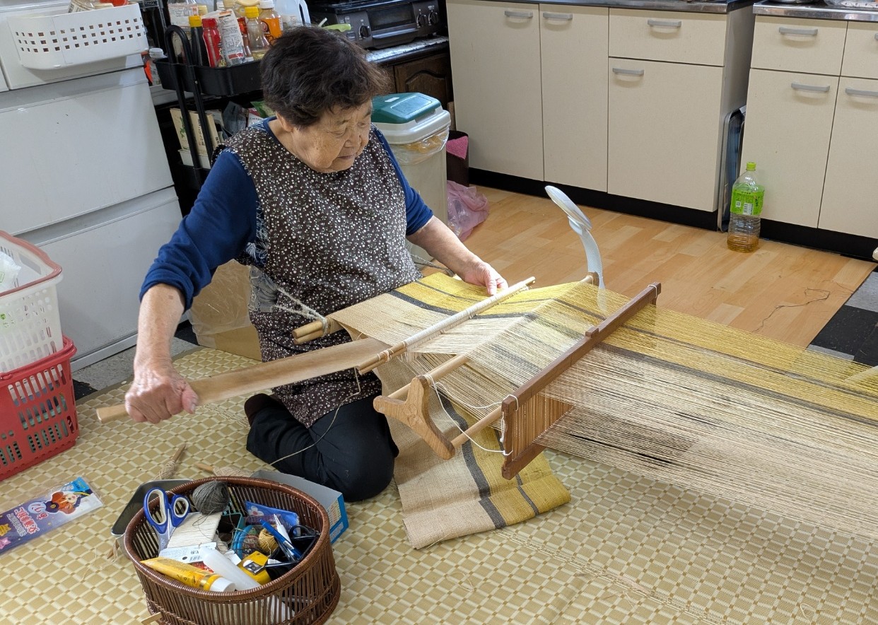 伝統工芸品であるアットｳシ織の見学