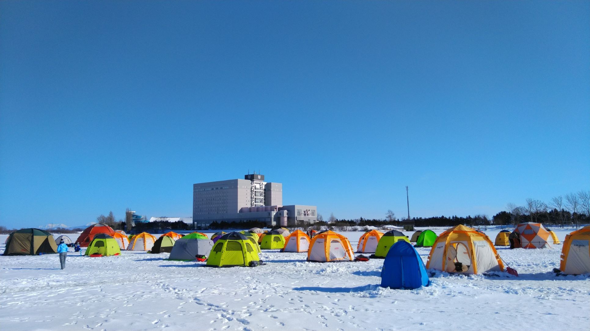 カラフルなテントが並ぶ専用釣り場の例