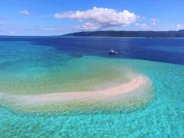 お昼タイムはサンゴでできた島バラス島へ