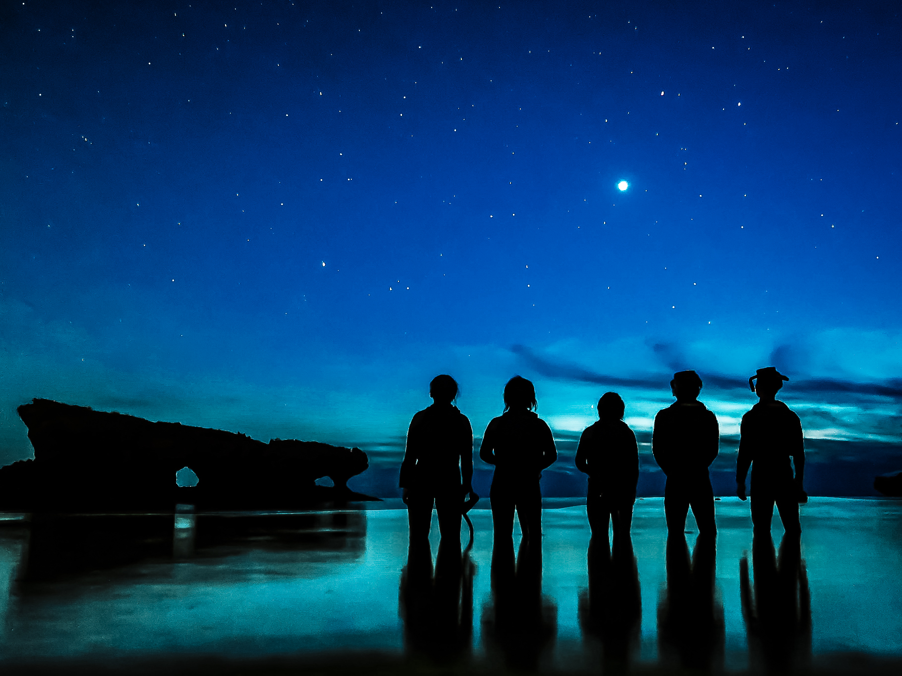 輝く星空の下で幻想的なシュノーケリング
