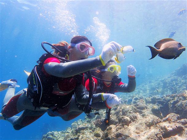 水中では浮いたり沈んだり宇宙空間のよう。