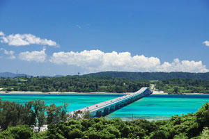 古宇利島・古宇利大橋（RAKUENの扉）