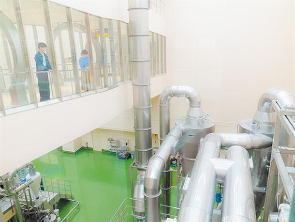 チョコレートの製造工程をガラス越しに見学