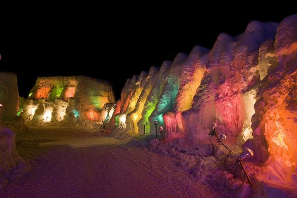 夜の闇に浮かび上がる氷像が美しい