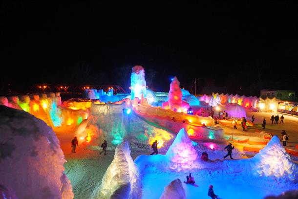 支笏湖の湖水で作られた氷像が並ぶ冬の祭典