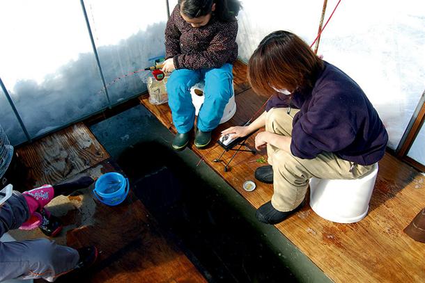 定期観光バスで楽々氷上ワカサギ釣り体験！