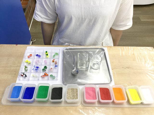 １０色の砂とガラス細工