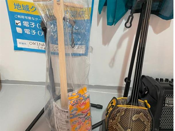 沖縄土産にカンカラ三線♪