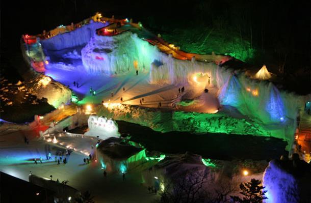 ライトアップした層雲峡氷瀑まつり 