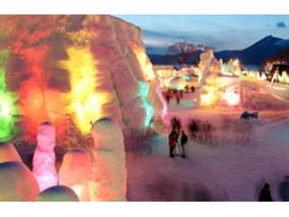 真っ白な世界をカラフルなライトが照らす