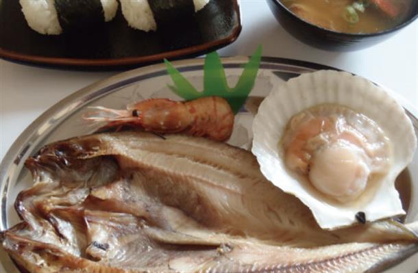 顔より大きいホッケとホタテを炉端焼きに！
