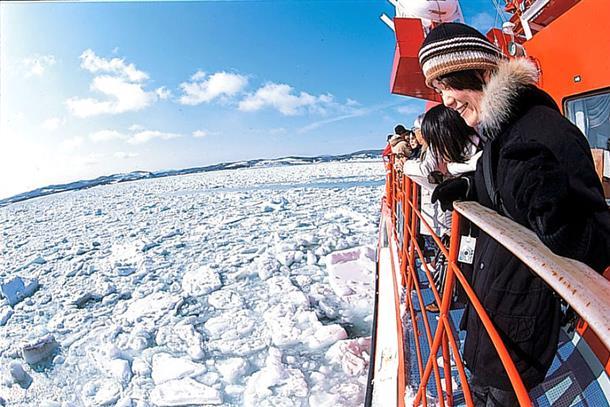 流氷の海を突き進む！