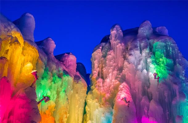 神秘的な風景の中を自由に見学