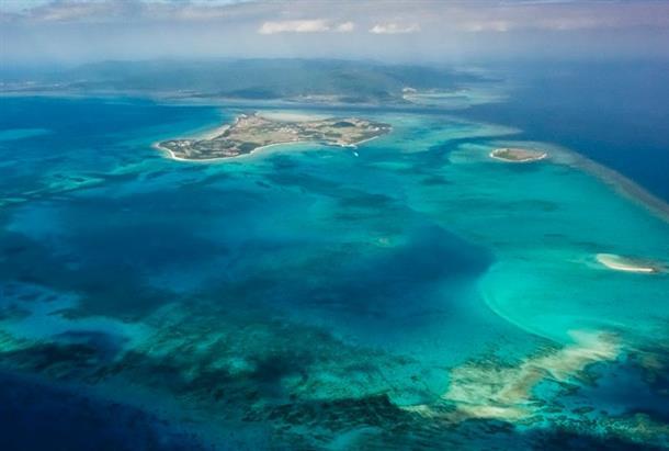 サンゴ礁の海を上空から一望！