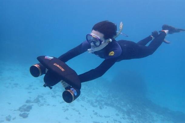 水中スクーターでポイントまでスイスイ！