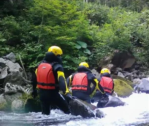 自然の中で川を下ります！